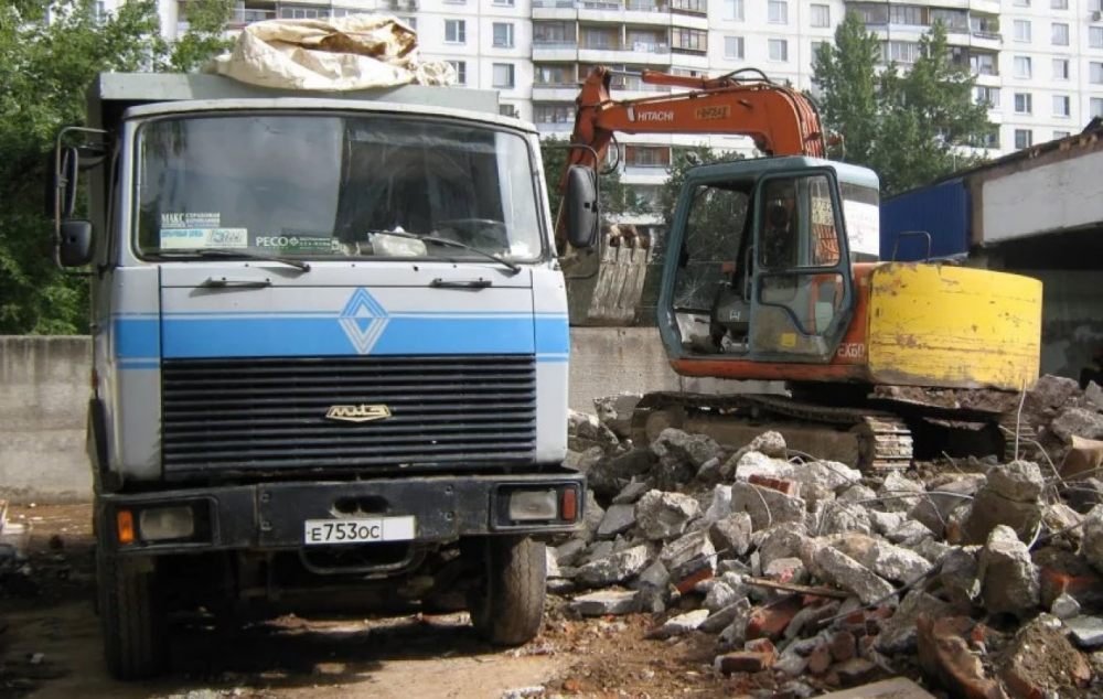 Вывоз строительного мусора, погрузчики, самосвалы, грузчики стоимость услуг и где заказать - Абакан
