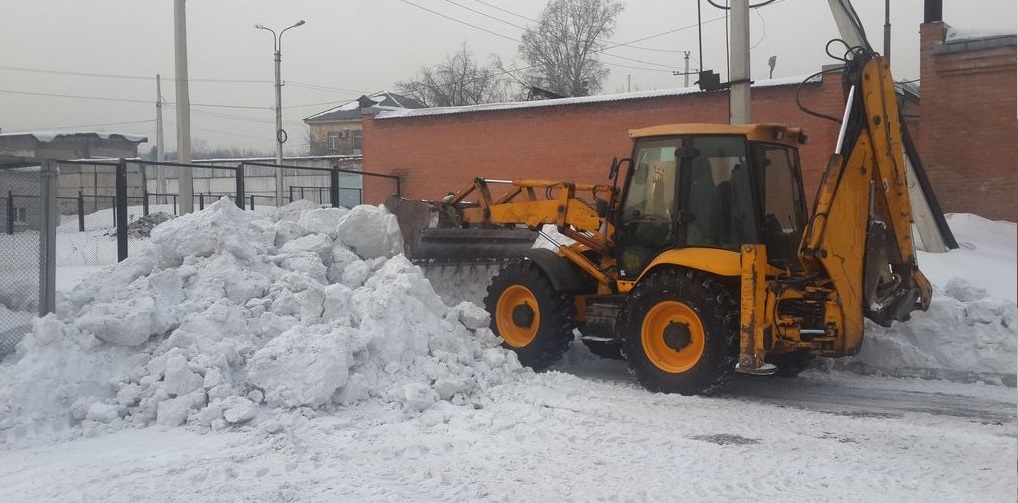 Экскаватор погрузчик для уборки снега и погрузки в самосвалы для вывоза в Черногорске