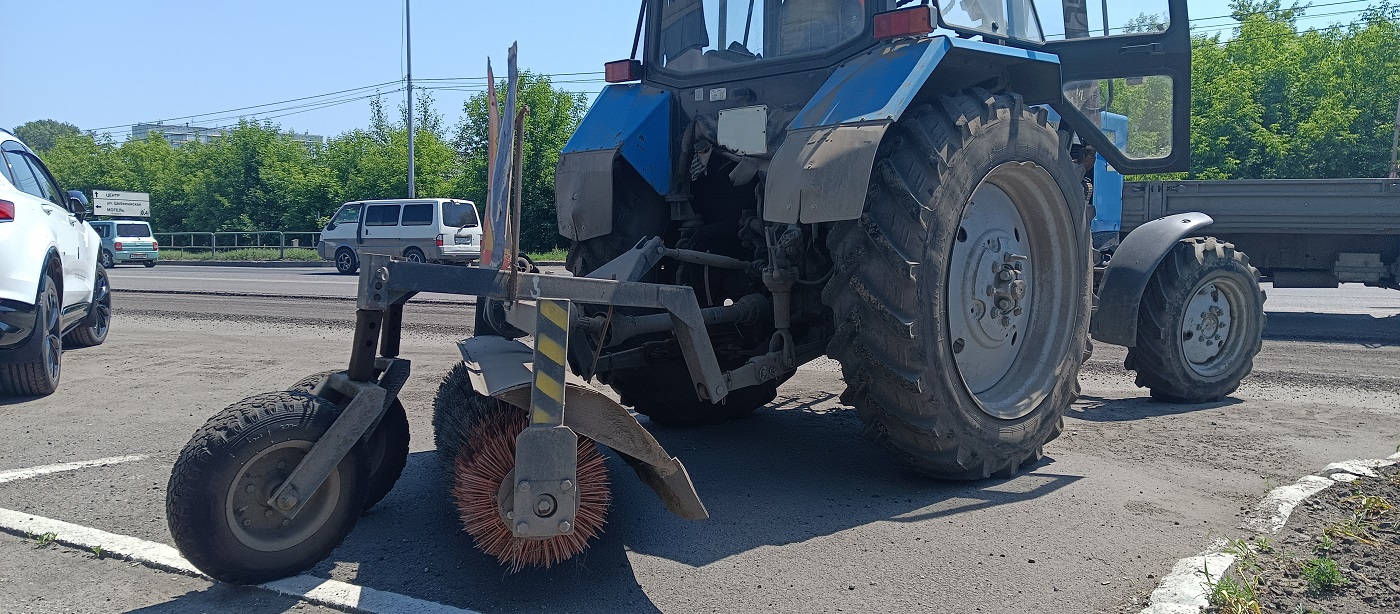 Услуги трактора с щеткой МТЗ в Хакасии