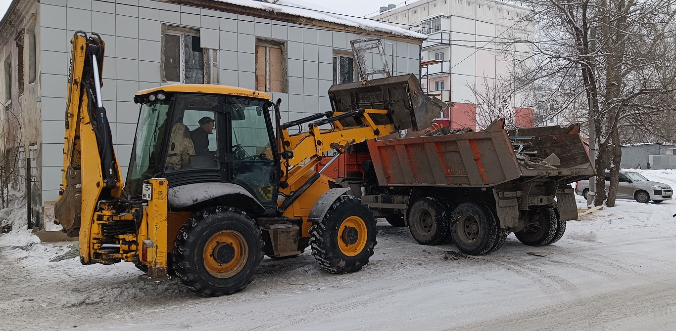 Уборка и вывоз строительного мусора, ТБО с помощью экскаватора и самосвала в Хакасии